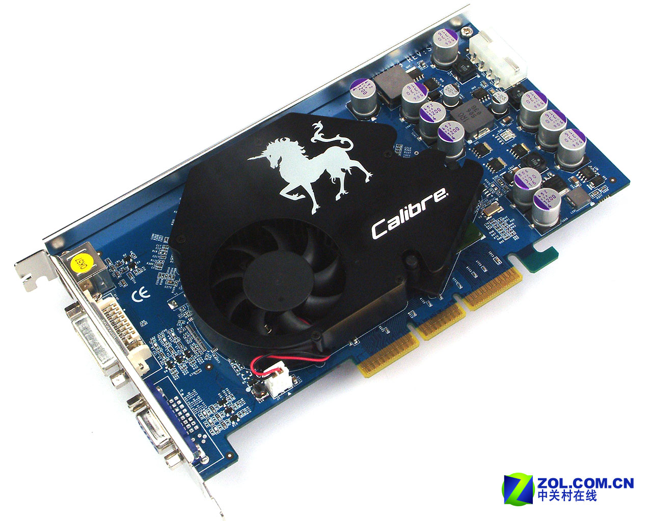 一块GeForce 6600卖199美金?真有这样的事儿吗?嘿嘿,您还真别不信,近日,著名N卡厂商旌宇就推出了一款这样的产品。 Calibre A600外观 Calibre A600包装 如上图所示,在这款产品上,旌宇启用了一个全新的品牌Calibre。Calibre是古式英文的拼写,后缀原来是caliber,意为杰出的、有才干的。和它的名称一样,Calibre显卡追求的就是极致的性能,就像它所推崇的3个品质: Elegance(高贵):从显卡的外观上就可以看出,精致的做工,极致的
