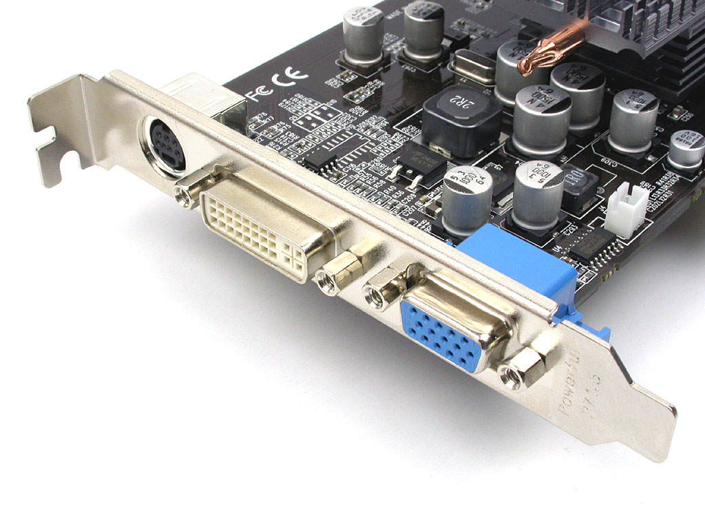 GeForce 6200A上市已经有一段时间了,不过却一直处于叫好不叫座的局面。究其原因,除了64bit显存位宽的因素外,普遍599元的售价也略显高昂。毕竟,现在以499的价格就可以买到双128规格的9550,在9550如此低廉的价格下,6200A竞争力尽失。正是在这种情况下,一些显卡厂商率先调低了旗下GeForce 6200A的售价,希望借此打开入门级显卡市场,提升6200A的销量。下面我们要向大家介绍的幻彩GeForce 6200A就是其中的主要代表之一。 幻彩GeForce 6200A包装